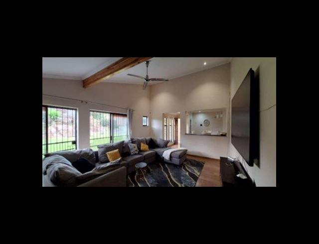 5 BEDROOM HOUSE FOR SALE IN CONSTANTIA KLOOF